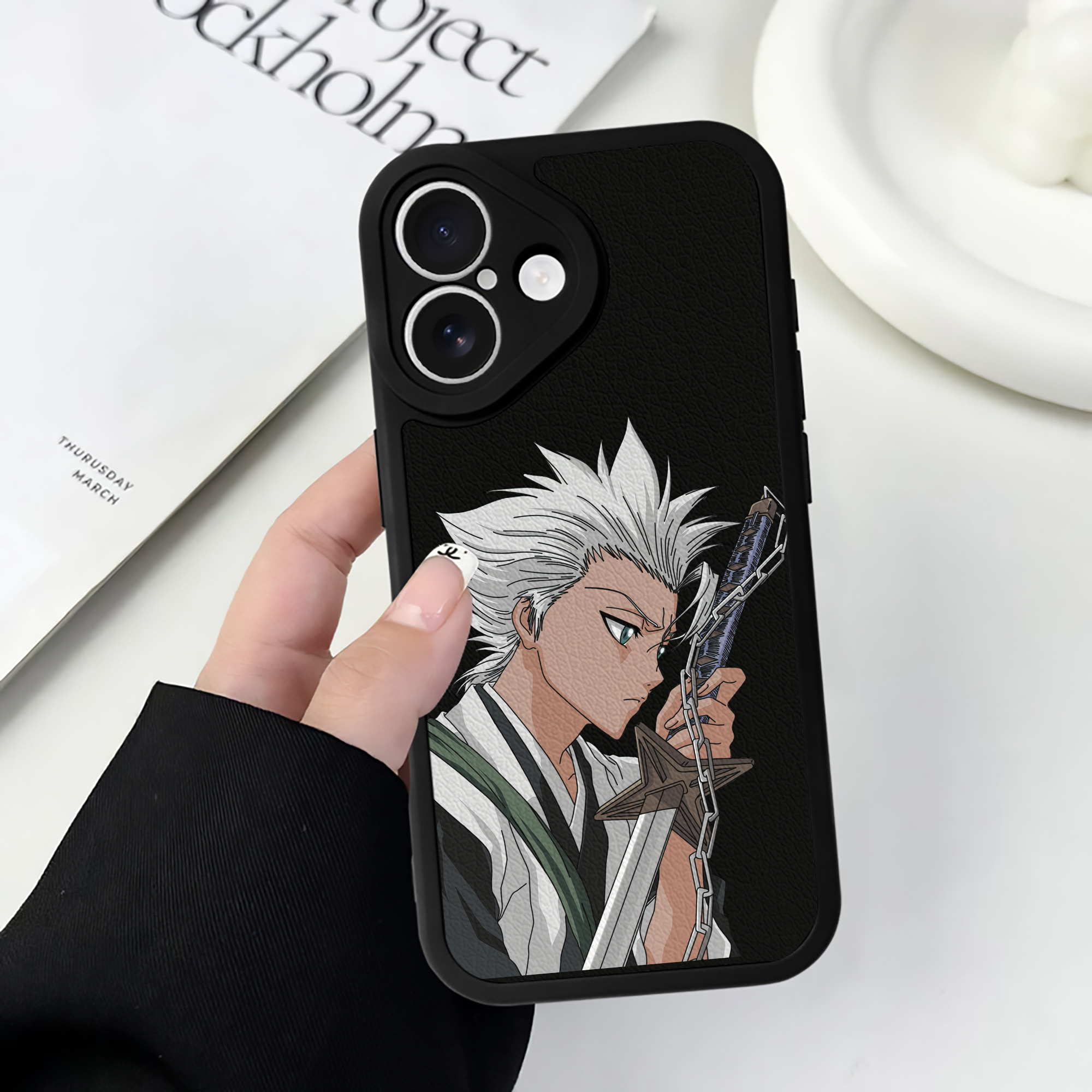 （画像用） ブリーチ 日番谷冬獅郎（ひつがや とうしろう） BLEACH Hitsugaya Toushirou 【iPhone 16シリーズ対応】シリコンスマホケース（レザー調） 材質：シリコン
